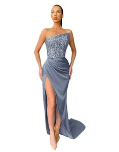 Vollansicht eines Pailletten-Abendkleids mit One-Shoulder-Schnitt und hohem Schlitz.