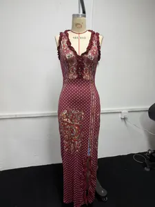 Vue détaillée d'une robe longue sans manches bordeaux à imprimé numérique sur mannequin