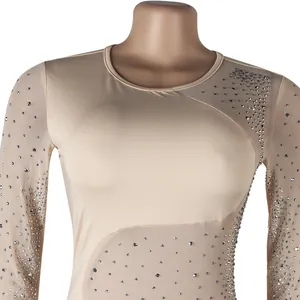 Primo piano del body in rete beige con dettagli in strass scintillanti e vestibilità aderente
