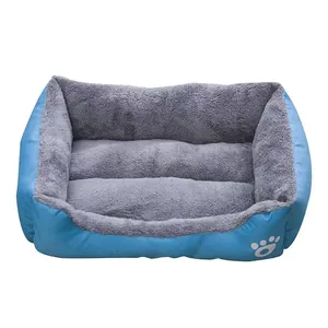 Cuccia rettangolare per animali color caramella con fodera in peluche e zampa.