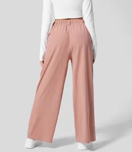 Rückansicht einer hoch taillierten Damen-Hose mit weitem Bein in Altrosa mit Fall