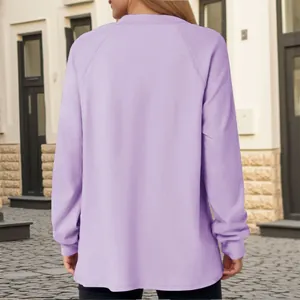 Achteraanzicht van een comfortabel dames casual lavendel sweatshirt met ronde hals