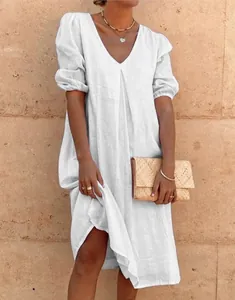 Abito midi casual in cotone e lino bianco con scollo a V e maniche a sbuffo di media lunghezza