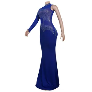 Elegante vestido de noche sirena azul con adornos de diamantes de imitación y malla