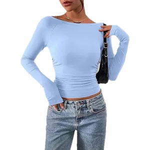 Crop top azzurro a maniche lunghe con scollo a barchetta in maglia a coste aderente