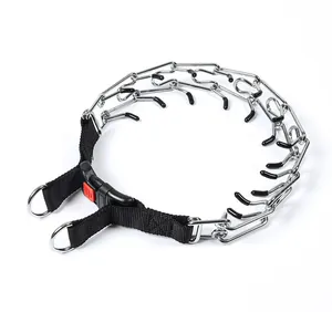 Collar de adiestramiento profesional para perros con púas metálicas y hebilla de liberación.