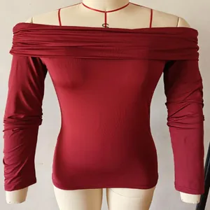 Elegante top da donna bordeaux a maniche lunghe con spalle scoperte e spalline sottili
