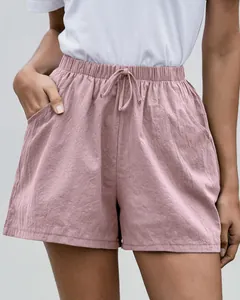 Primer plano de pantalones cortos casuales de lino rosa con cordón elástico