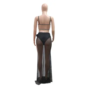 Vue arrière d'un body sexy en strass avec une jupe longue en maille transparente.