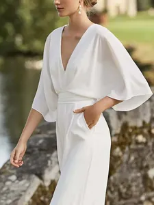 Vista dettagliata della tuta bianca stile New Chinese con eleganti maniche a campana