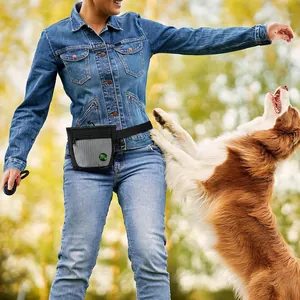 Langlebige magnetische Leckerlibeutel für das Hundetraining beim Parkspaziergang