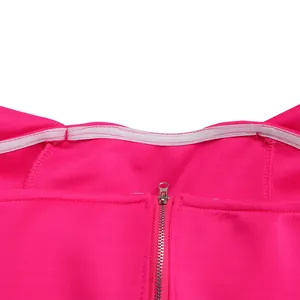 Dettaglio di un top a fascia rosa con cerniera metallica e striscia interna antiscivolo.