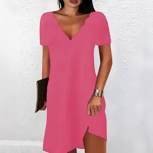 Abito rosa a maniche corte con elegante scollo a V smerlato e un piccolo spacco