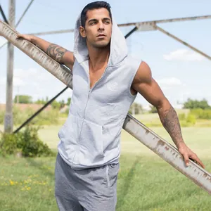 Men's quick-dry fitness sleeveless hooded vest in grey with front zipper closure