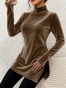 Detailansicht eines braunen Samt-Rollkragenpullovers für Damen mit Seitenschlitz und enger Passform.