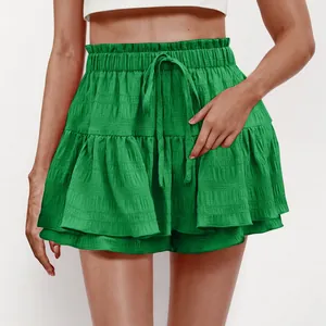 Dettaglio della gonna pantalone verde a balze con coulisse regolabile in vita