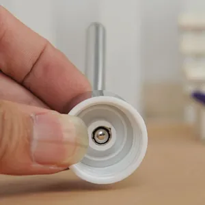 Detailweergave van roestvrijstalen kogelmondstuk voor waterdispenser van konijn en hamster