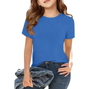 Detail van blauw geribd T-shirt met korte mouwen voor meisjes met een slanke pasvorm