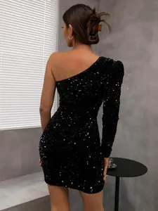 Detail van de zwarte pailletten bodycon jurk met één schouder, achteraanzicht
