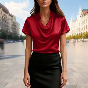 Elegantes rotes Kurzarm-Satinhemd mit Wasserfallausschnitt und Revers an einem Modell
