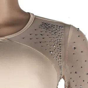 Dettaglio degli strass scintillanti e del mesh trasparente su un body color nudo