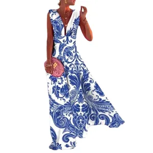 Robe longue française élégante avec décolleté en V profond et imprimé paisley bleu