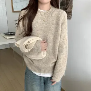 Vue détaillée d'un pull en maille beige surdimensionné pour un style japonais douillet