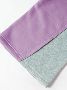 Detaillierte Ansicht der violetten und melierten grauen Color-Block-Jogginghose unten