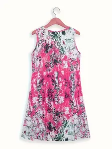 Vista posteriore di un abito estivo senza maniche con vivace stampa tie-dye rosa e verde