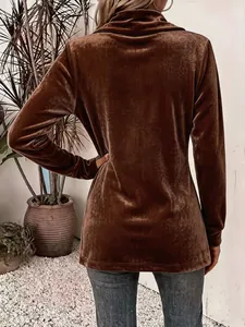 Vista posteriore dettagliata di un top in velluto marrone a maniche lunghe per donna.