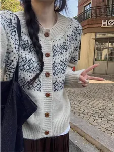 Gros plan d'un cardigan en maille jacquard Fair Isle pour femme avec boutons en bois