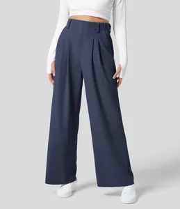 Detailansicht einer dunkelblauen, hoch taillierten Hose mit weitem Bein und Falten