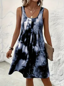 Détail de la robe d'été sans manches à imprimé tie-dye et col rond plissé sur mannequin
