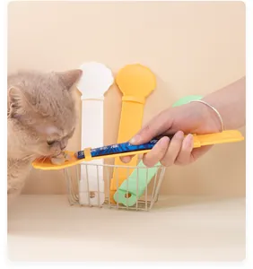 Vue détaillée d'un presse-friandise ergonomique pour chat utilisé pour nourrir l'animal