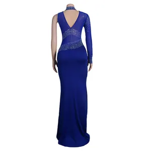 Vista trasera de un vestido largo azul ajustado con pedrería y paneles de malla