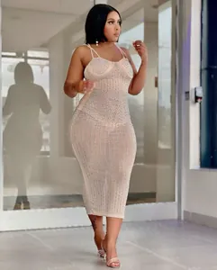 Elegante abito midi nude con linee di strass verticali e tessuto a rete trasparente