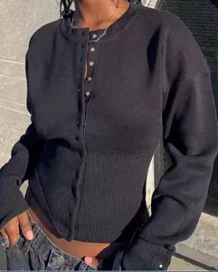 Detailansicht der schwarzen, eng anliegenden Strickjacke für Damen mit Rippstrick-Taille