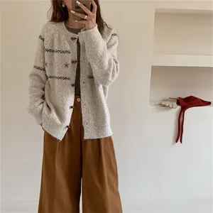 Foto de mujer con un cárdigan de punto acogedor con bordado floral y botones de cuerno