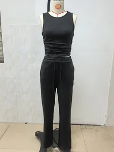 Dettaglio del set con canotta senza maniche e pantaloni a gamba larga a vita alta.