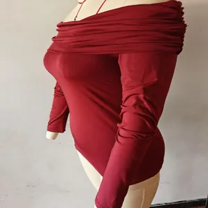 Vista dettagliata della maglia bordeaux a maniche lunghe con spalle scoperte slim fit