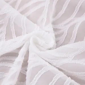 Detailansicht des eleganten weißen Jacquard-Stoffes für ein minimalistisches französisches Kleid