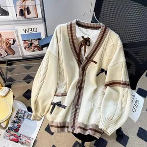 Cardigan en maille beige oversize avec bordure marron et nœuds papillon