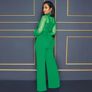 Vista trasera de conjunto de fiesta verde con top de lentejuelas y mono de pierna ancha