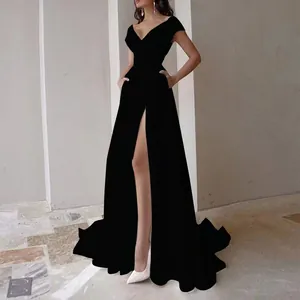 Elegante vestido de noche negro con hombros descubiertos, abertura alta y cola larga.