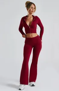 Dettaglio del completo bordeaux a due pezzi con felpa corta slim fit e pantaloni a zampa