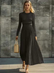 Elegante vestido largo plisado de punto negro con manga larga para un estilo sofisticado