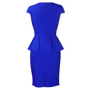 Rückansicht eines eleganten königsblauen Damen-Peplum-Bleistiftkleids mit Reißverschluss und Schlitz