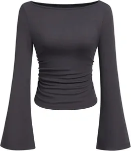 Detailopname van een slim-fit grijs T-shirt met boothals en elegante klokmouwen