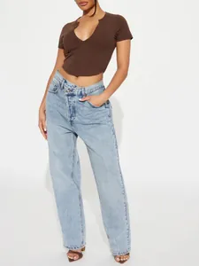 Λεπτομέρεια από καφέ ριμπ κοντομάνικο crop t-shirt με βαθιά λαιμόκοψη V