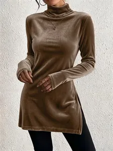Detailansicht eines eleganten taupefarbenen Samtoberteils mit Schlitz und Stehkragen